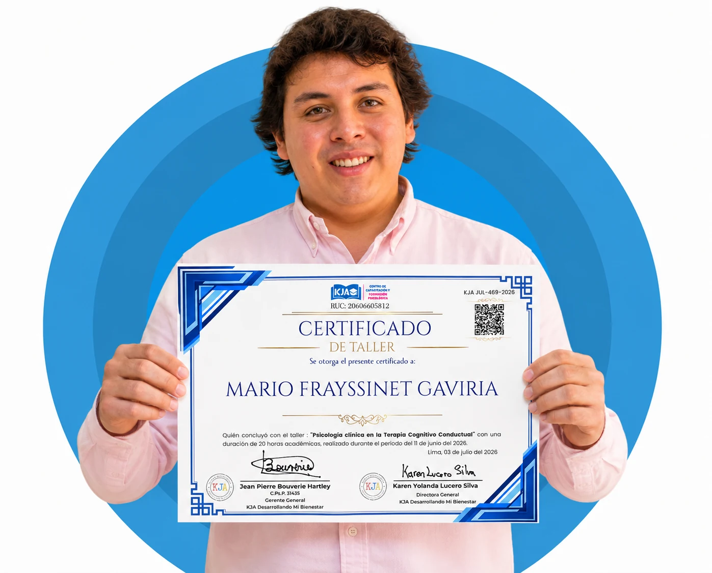 Egresado mostrando su certificado KJA