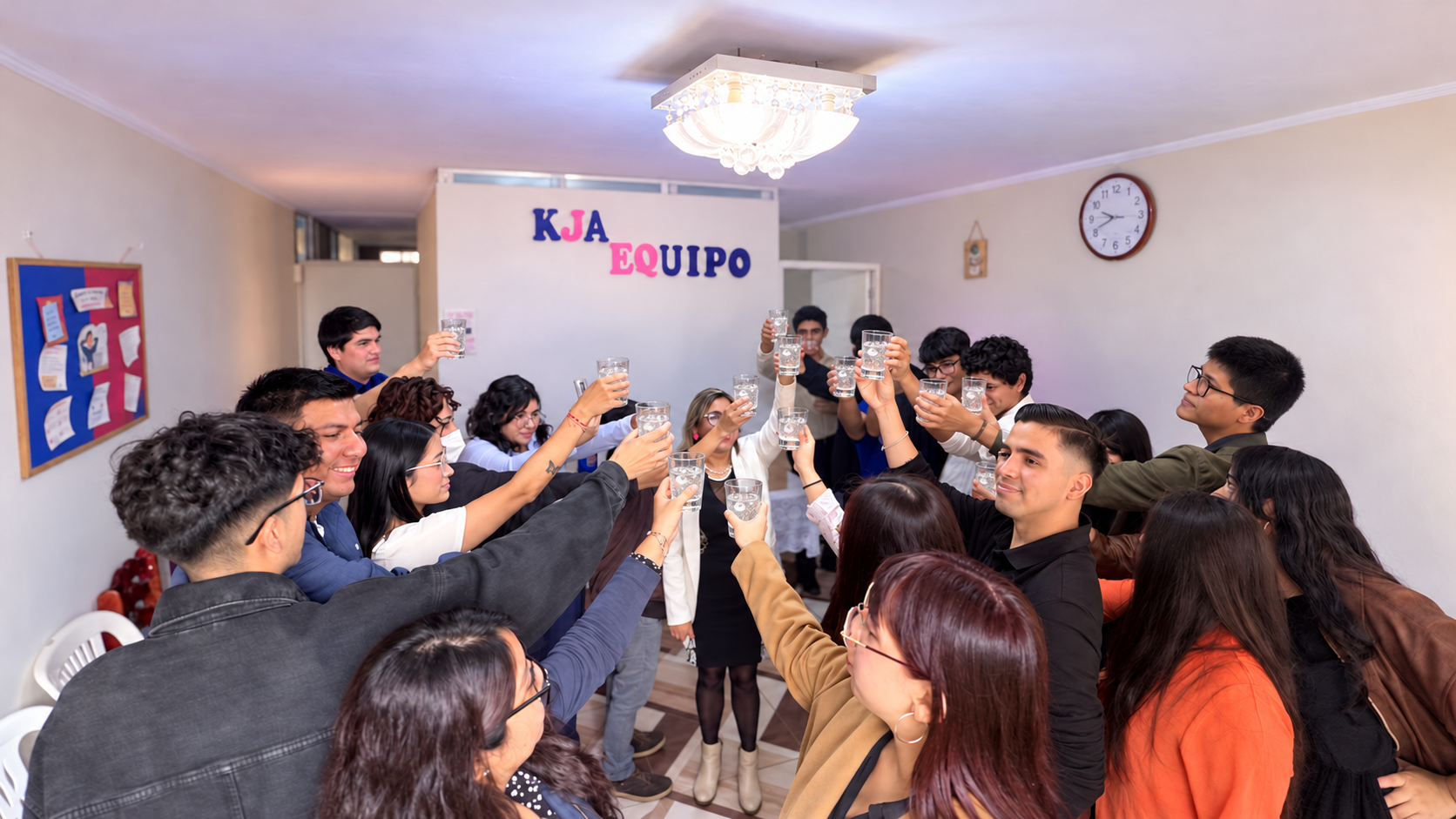 El equipo de KJA comparte un brindis en el centro psicológico