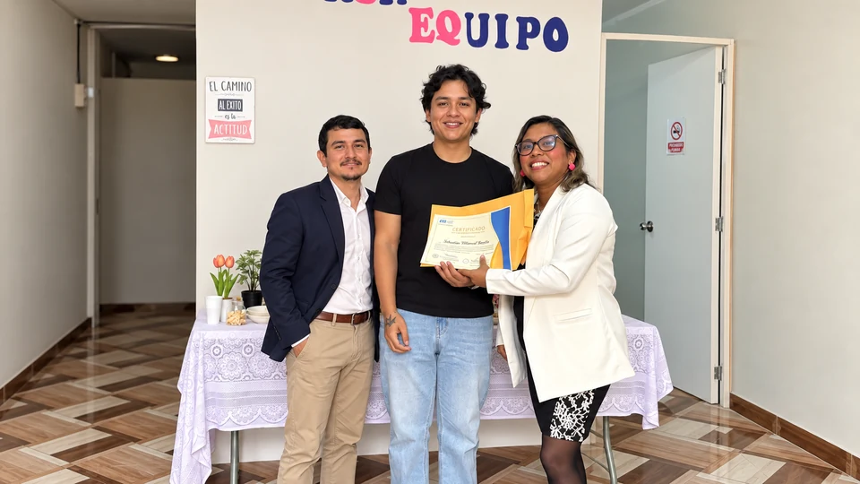 Integrante de KJA con camiseta negra recibiendo su reconocimiento junto al equipo