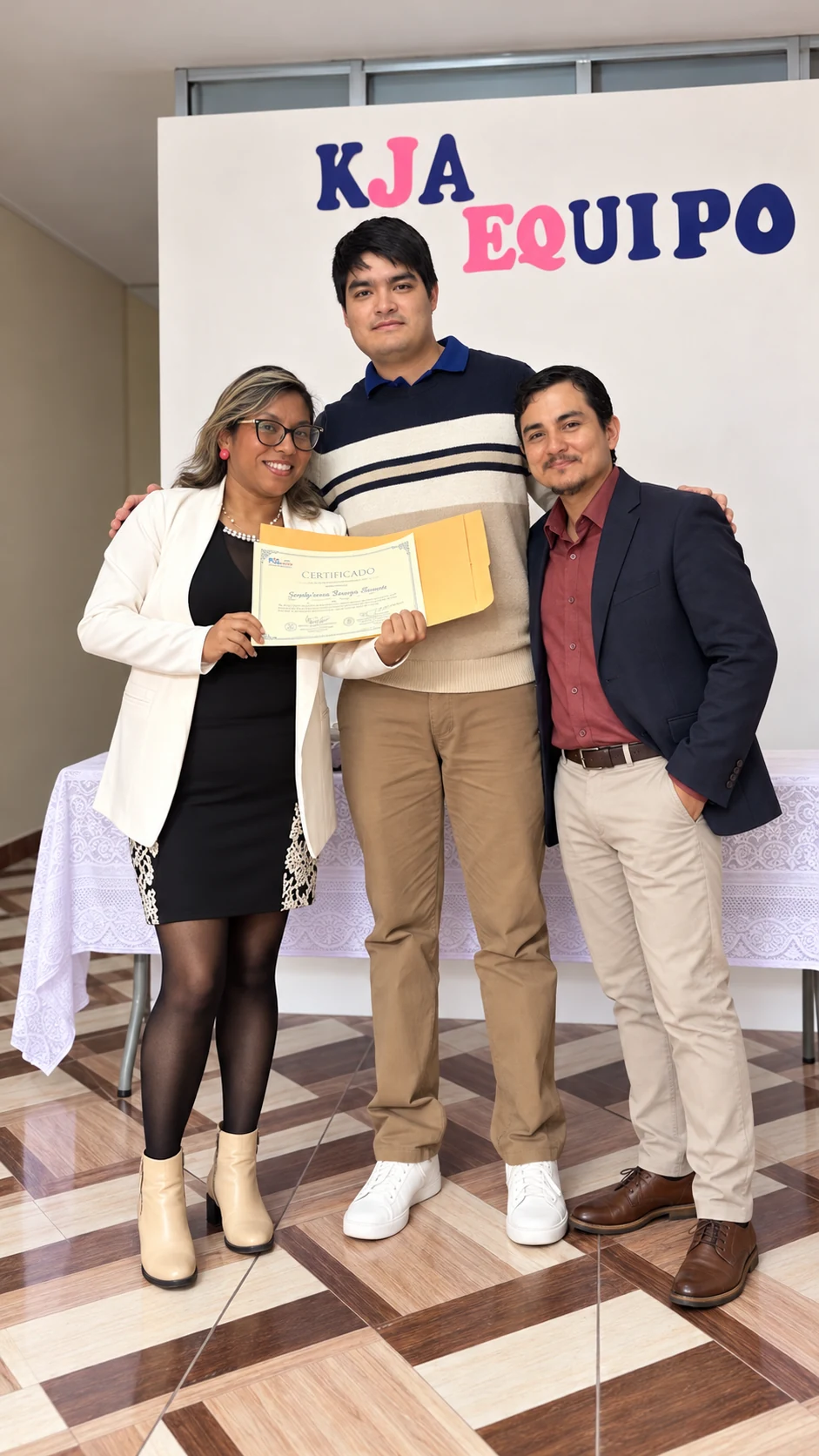 Integrante de KJA con suéter a rayas y su reconocimiento junto al equipo